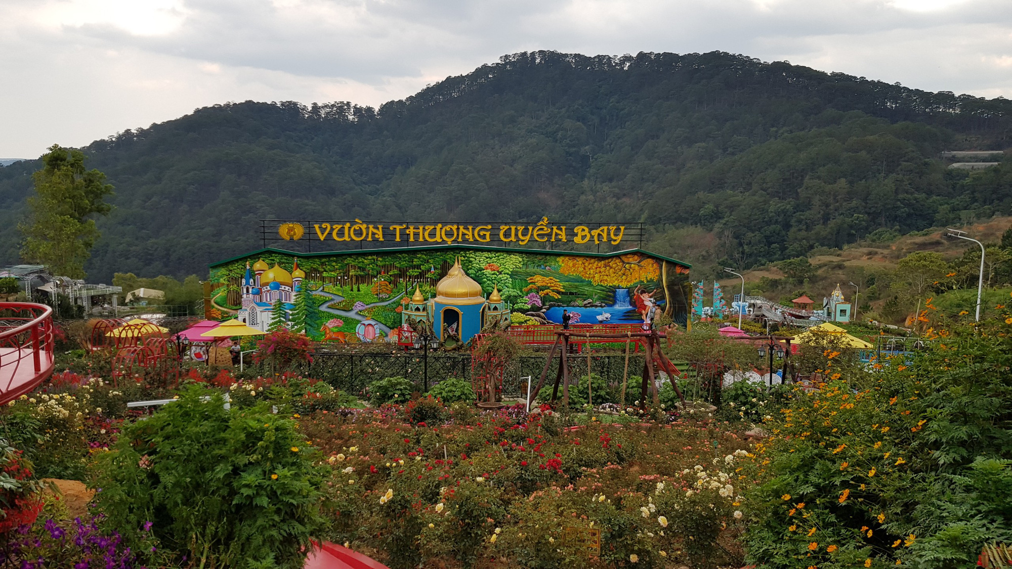 Cận cảnh vườn thượng uyển bay khổng lồ kh&ocirc;ng ph&eacute;p ngay cửa ng&otilde; Đ&agrave; Lạt - Ảnh 1.