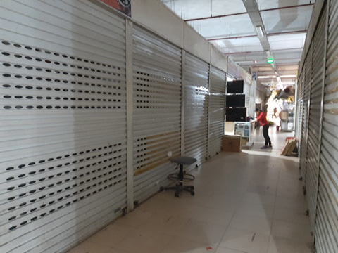 CLIP: Hơn 1.000 ki-ốt chợ Vinh đóng cửa vì dịch Covid-19 - Ảnh 9.