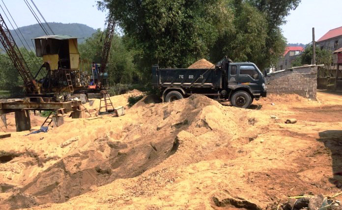 Dẹp 3 bãi tập kết cát "lậu" gây nhức nhối trên dòng sông Gianh