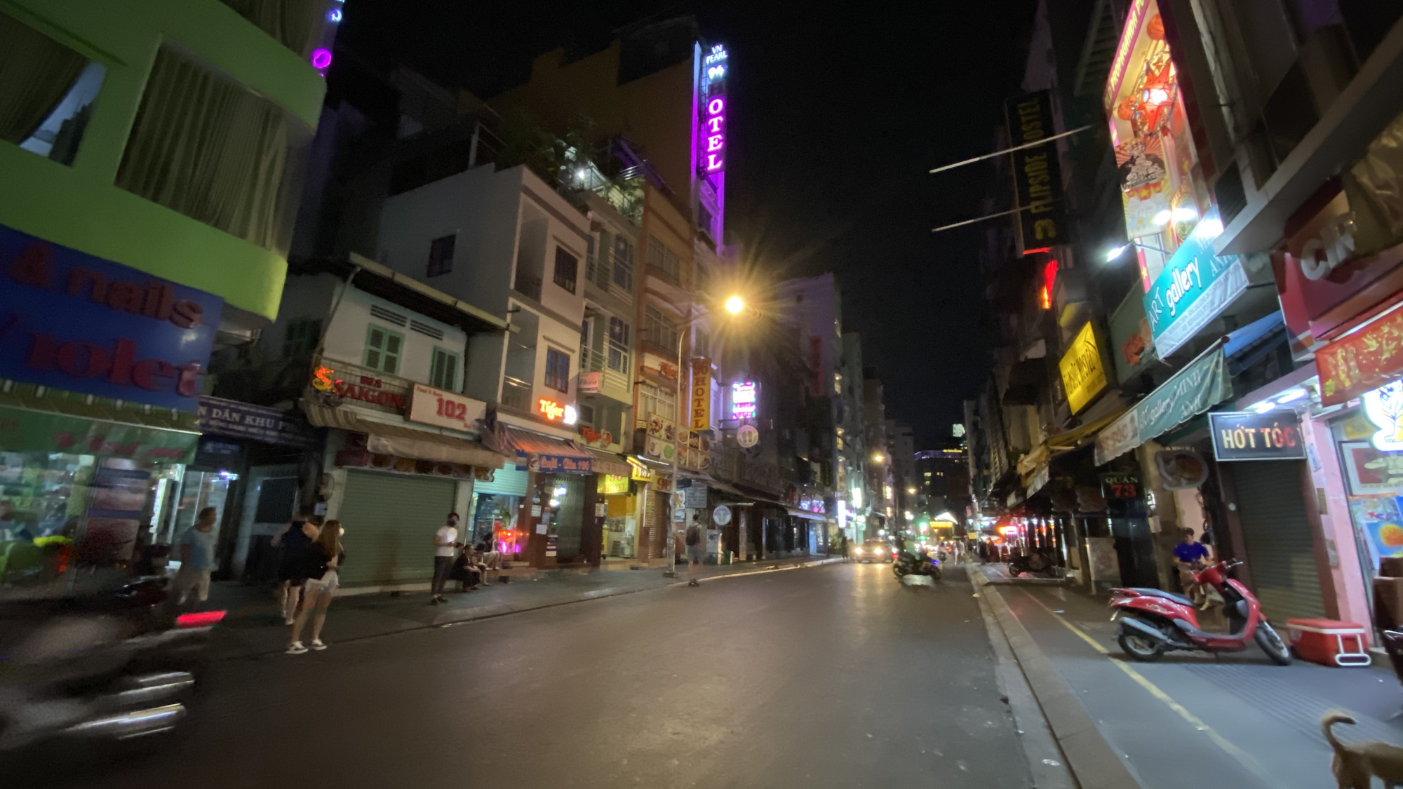 Đ&ecirc;m đầu ti&ecirc;n Phố T&acirc;y B&ugrave;i Viện nhận lệnh cấm hoạt động massage, karaoke, vũ trường - Ảnh 4.