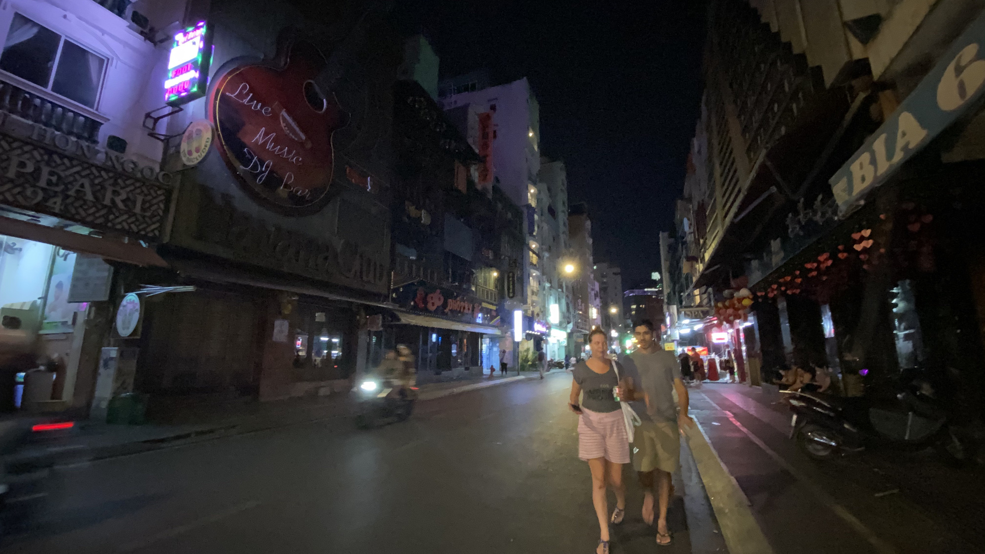 Đ&ecirc;m đầu ti&ecirc;n Phố T&acirc;y B&ugrave;i Viện nhận lệnh cấm hoạt động massage, karaoke, vũ trường - Ảnh 6.