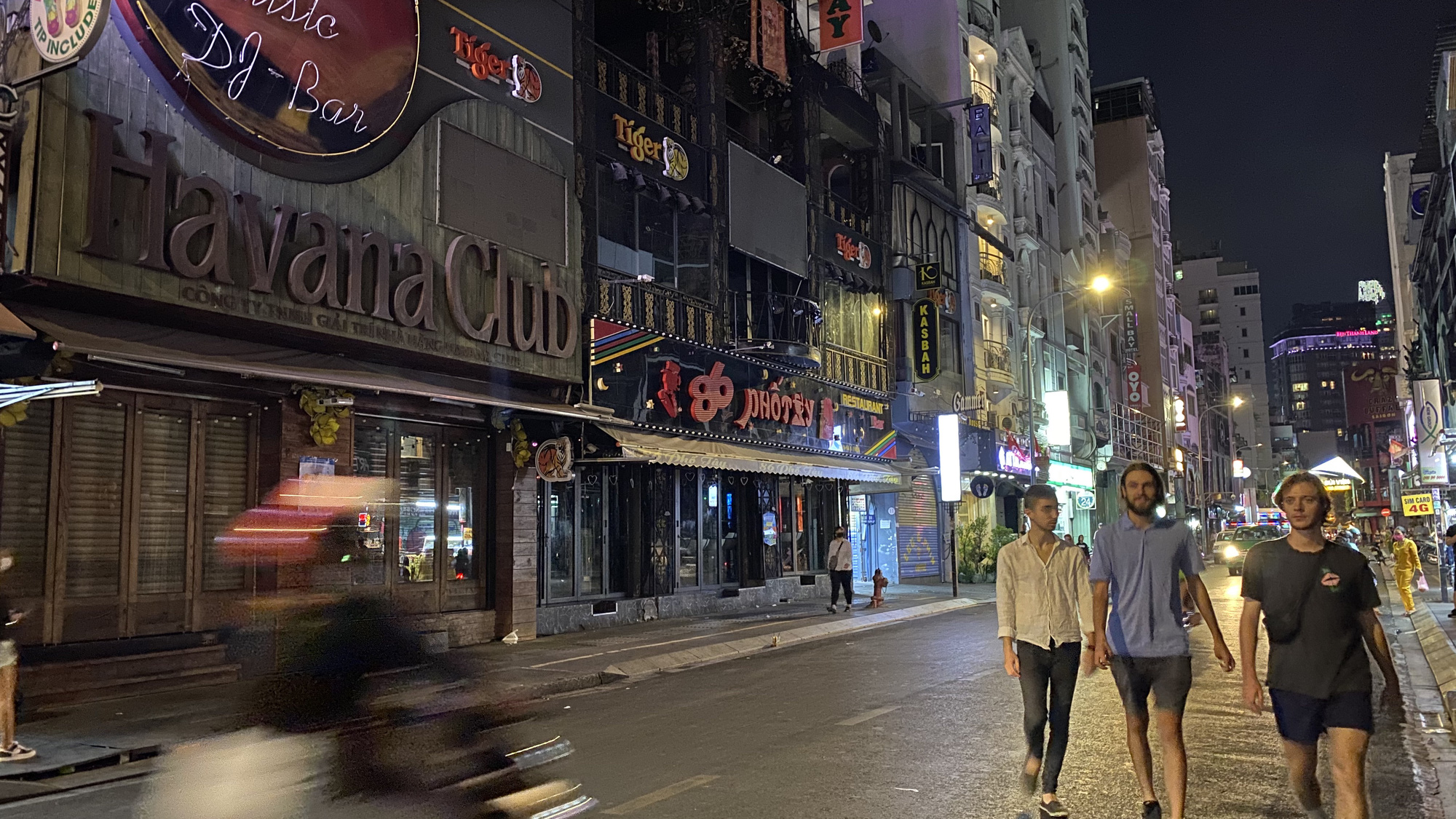 Đ&ecirc;m đầu ti&ecirc;n Phố T&acirc;y B&ugrave;i Viện nhận lệnh cấm hoạt động massage, karaoke, vũ trường - Ảnh 9.