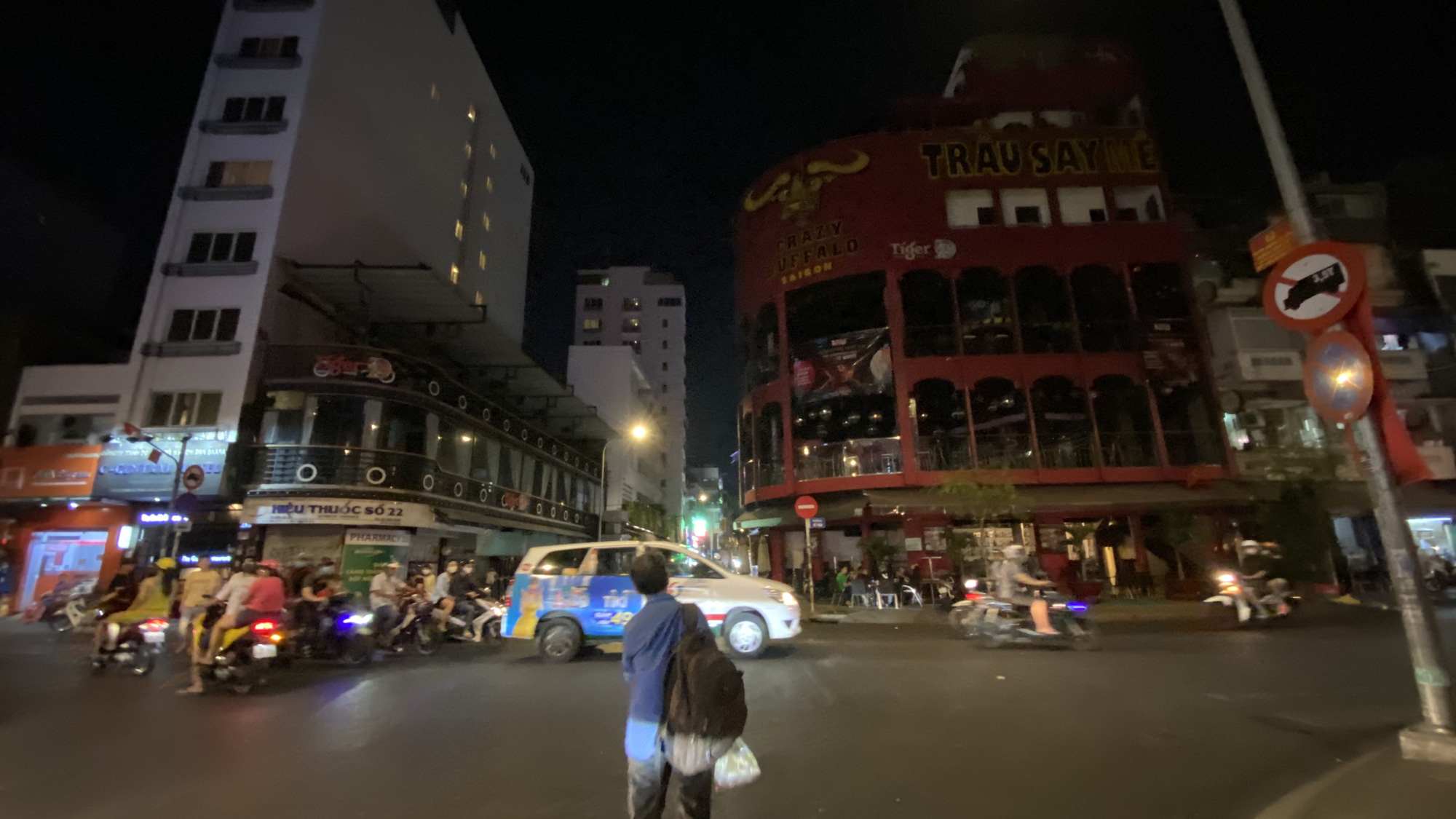 Đ&ecirc;m đầu ti&ecirc;n Phố T&acirc;y B&ugrave;i Viện nhận lệnh cấm hoạt động massage, karaoke, vũ trường - Ảnh 5.