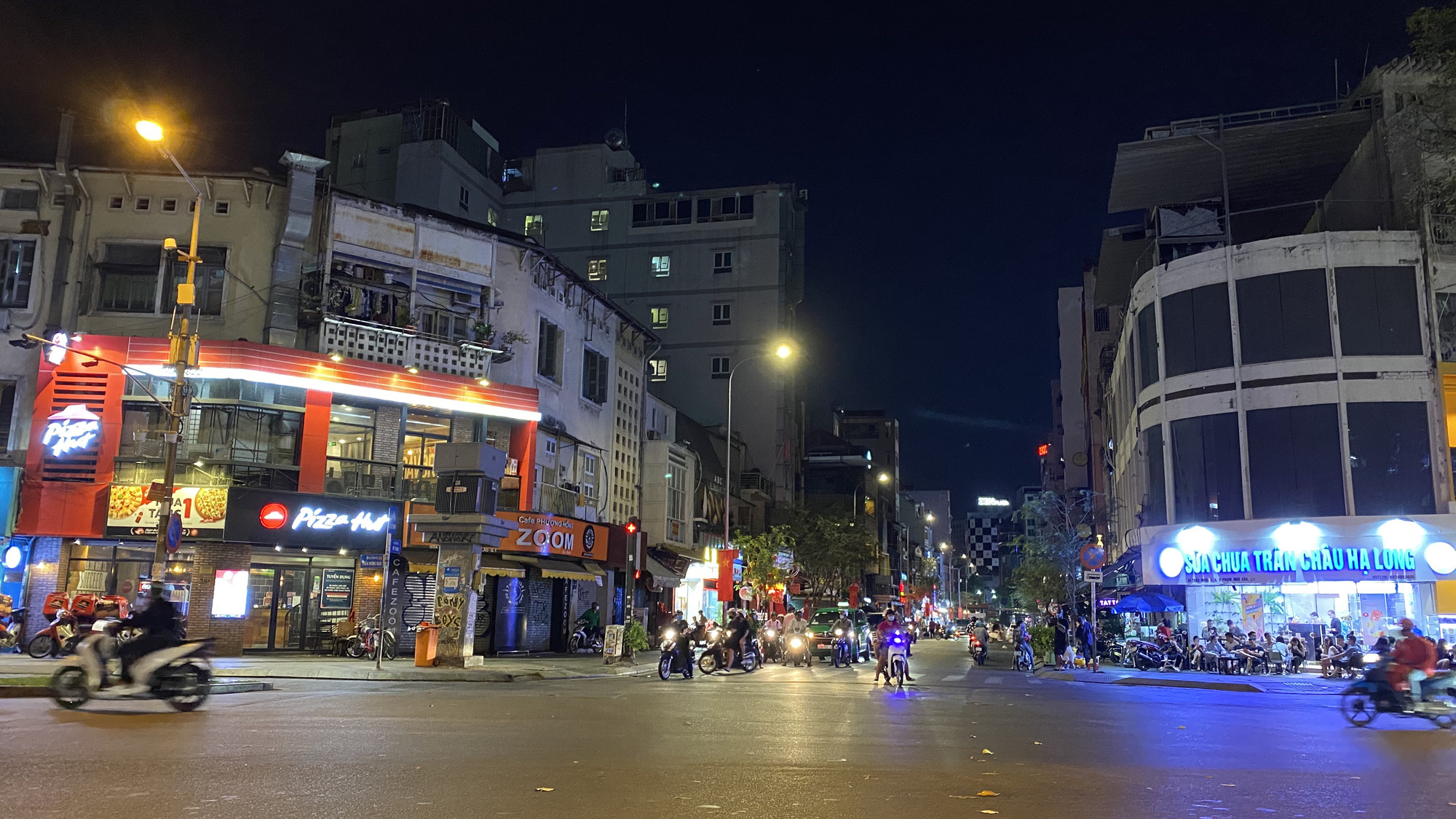 Đ&ecirc;m đầu ti&ecirc;n Phố T&acirc;y B&ugrave;i Viện nhận lệnh cấm hoạt động massage, karaoke, vũ trường - Ảnh 3.