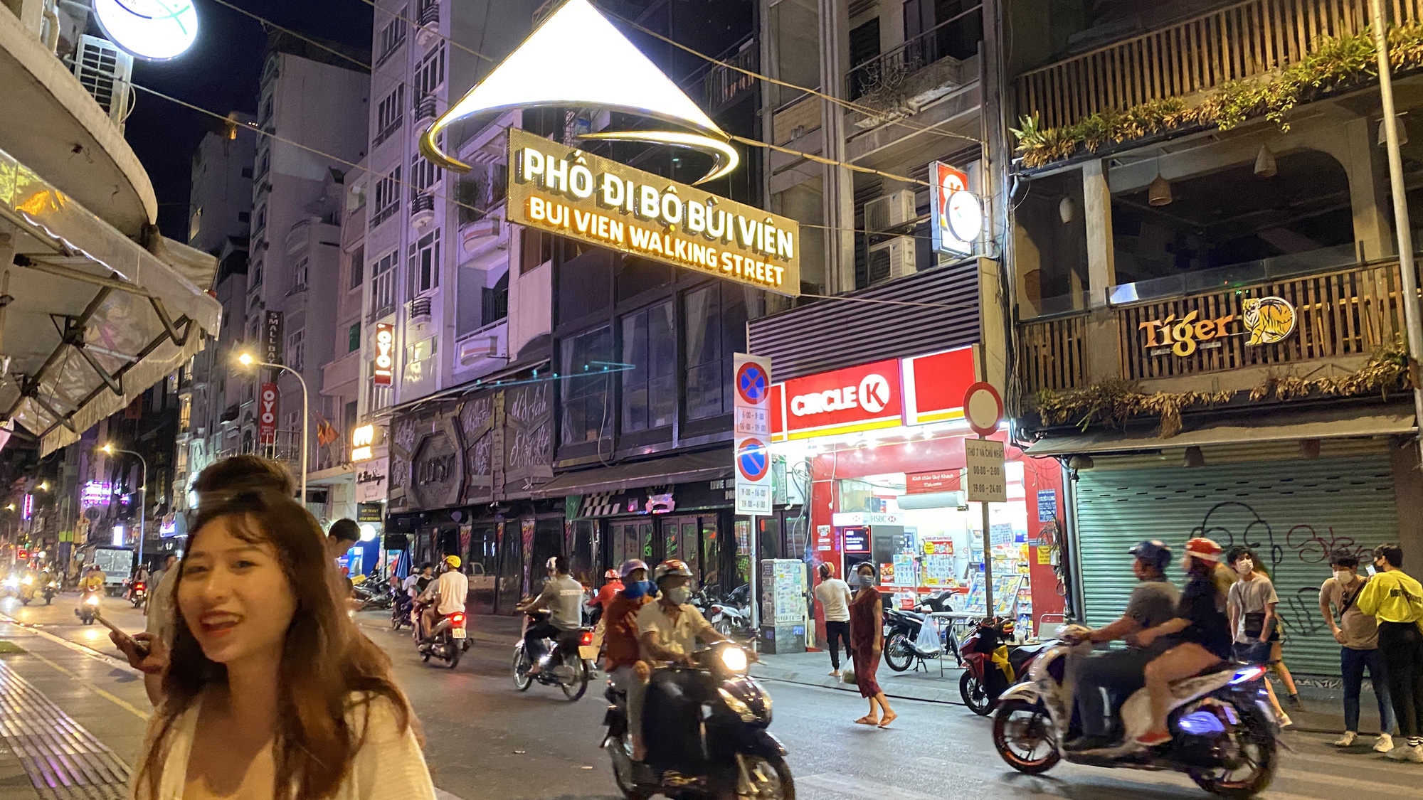 Cận cảnh phố Tây Bùi Viện tối 14-3