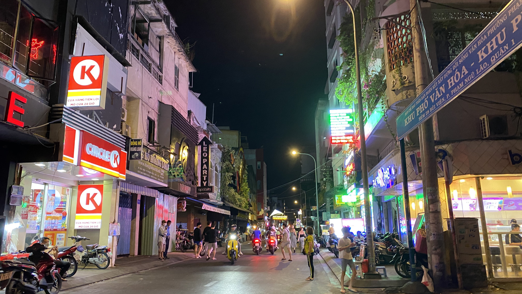 Đ&ecirc;m đầu ti&ecirc;n Phố T&acirc;y B&ugrave;i Viện nhận lệnh cấm hoạt động massage, karaoke, vũ trường - Ảnh 2.
