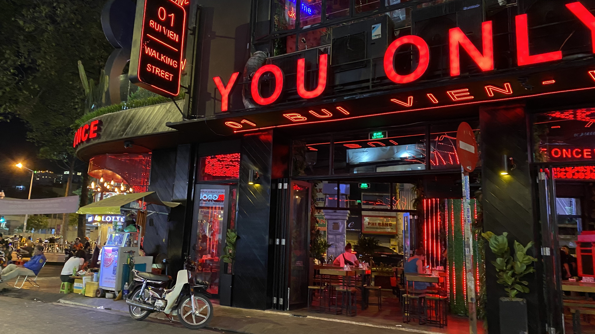 Đ&ecirc;m đầu ti&ecirc;n Phố T&acirc;y B&ugrave;i Viện nhận lệnh cấm hoạt động massage, karaoke, vũ trường - Ảnh 10.