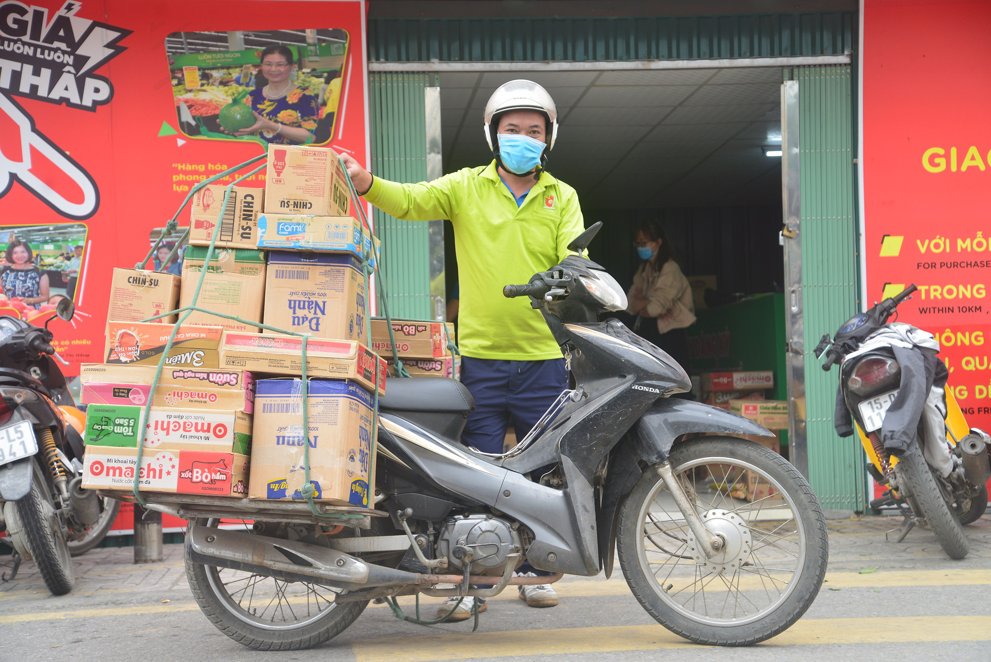 Nhiều si&ecirc;u thị mở dịch vụ b&aacute;n thịt, c&aacute;, rau củ... qua điện thoại  - Ảnh 2.