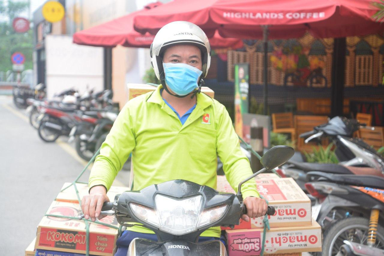 Nhiều siêu thị mở dịch vụ bán thịt, cá, rau củ... qua điện thoại