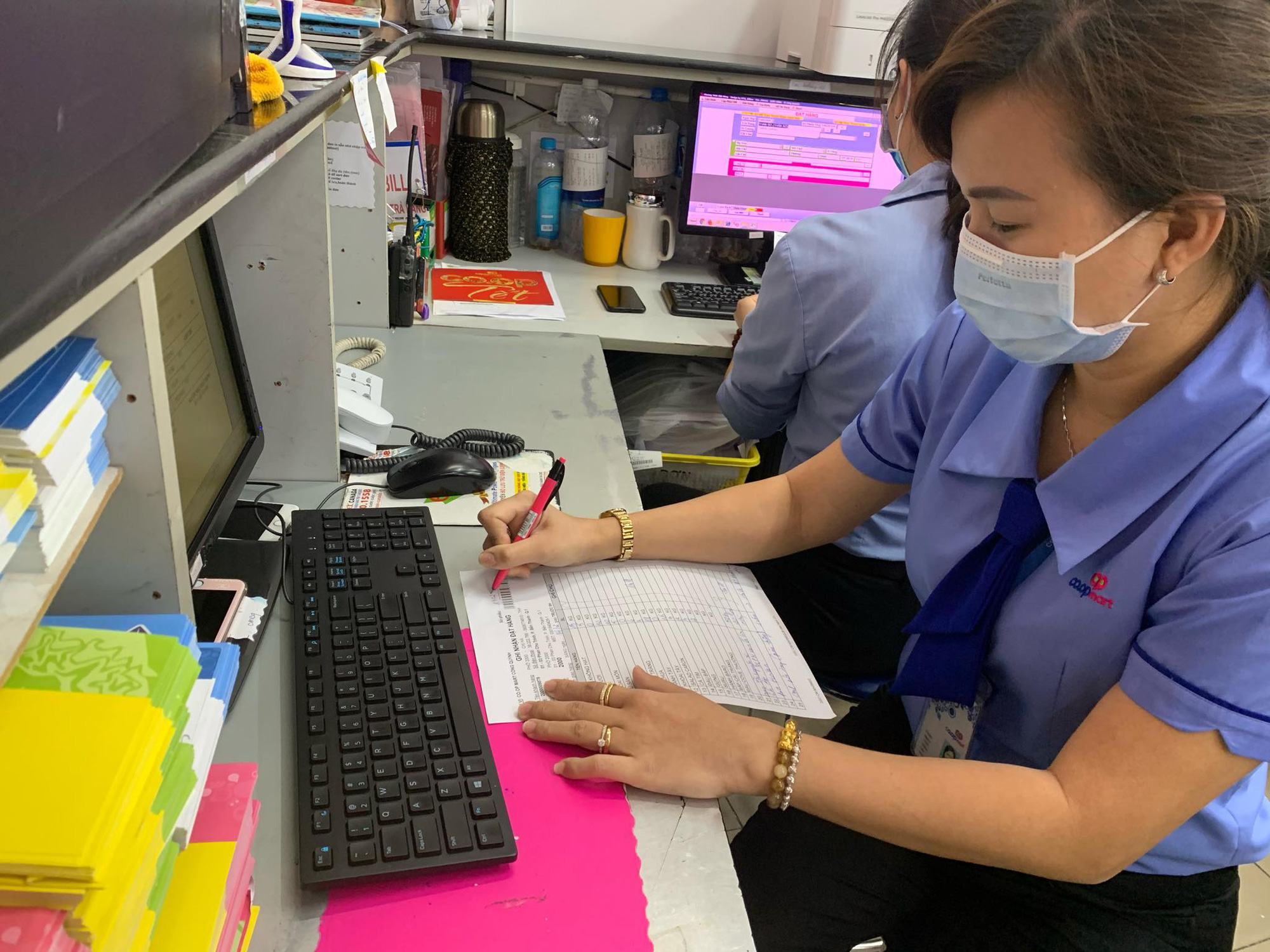 Nhiều si&ecirc;u thị mở dịch vụ b&aacute;n thịt, c&aacute;, rau củ... qua điện thoại  - Ảnh 1.