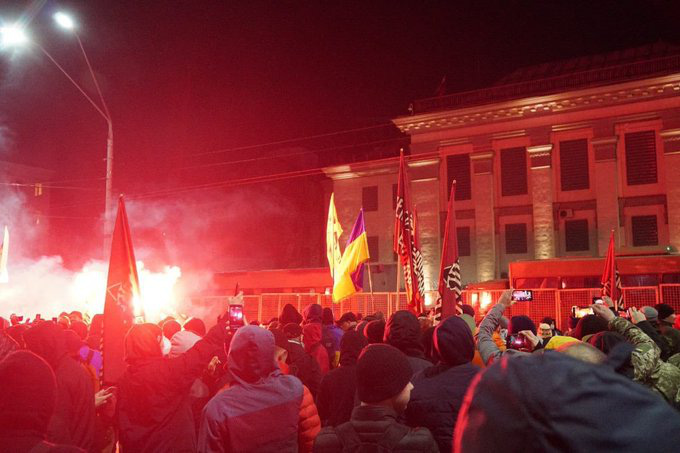 Đại sứ qu&aacute;n Nga tại Ukraine bị dội ph&aacute;o s&aacute;ng v&agrave; bom kh&oacute;i - Ảnh 2.