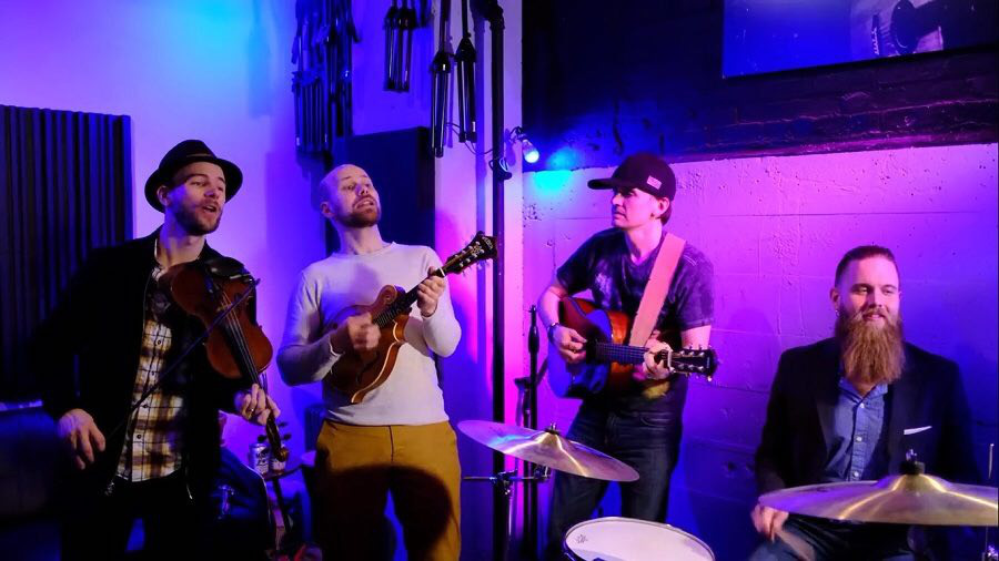 Khán giả Việt thích thú khi nhóm nhạc Mỹ cover "Ghen Cô Vy" theo phong cách nhạc đồng quê