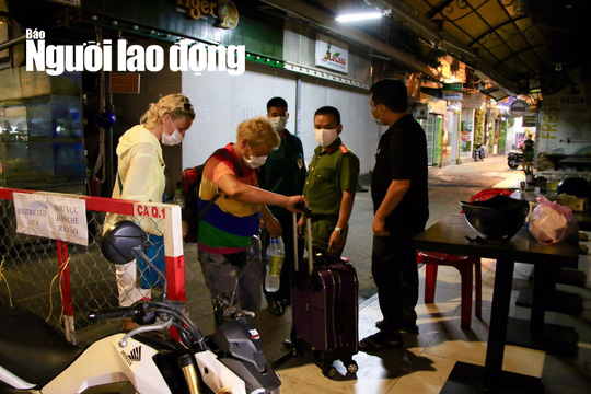 Phố Tây Bùi Viện trong đêm công bố ca Covid-19 thứ 54 - Ảnh 7.