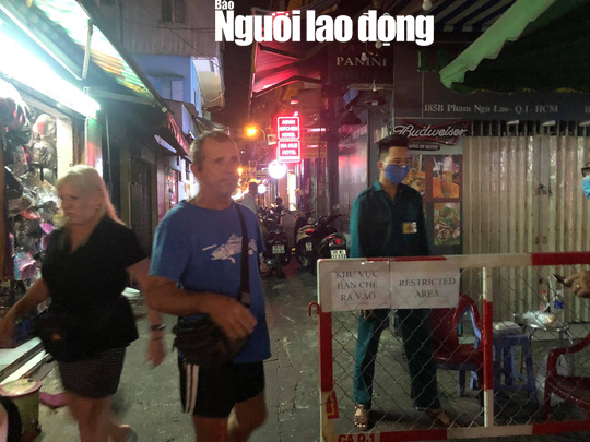 Phố Tây Bùi Viện trong đêm công bố ca Covid-19 thứ 54 - Ảnh 6.