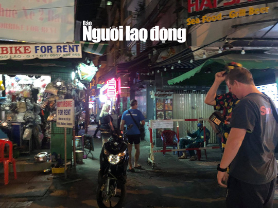 Phố Tây Bùi Viện trong đêm công bố ca Covid-19 thứ 54 - Ảnh 5.