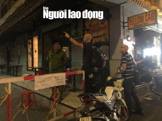 Phố Tây Bùi Viện trong đêm công bố ca Covid-19 thứ 54 - Ảnh 8.