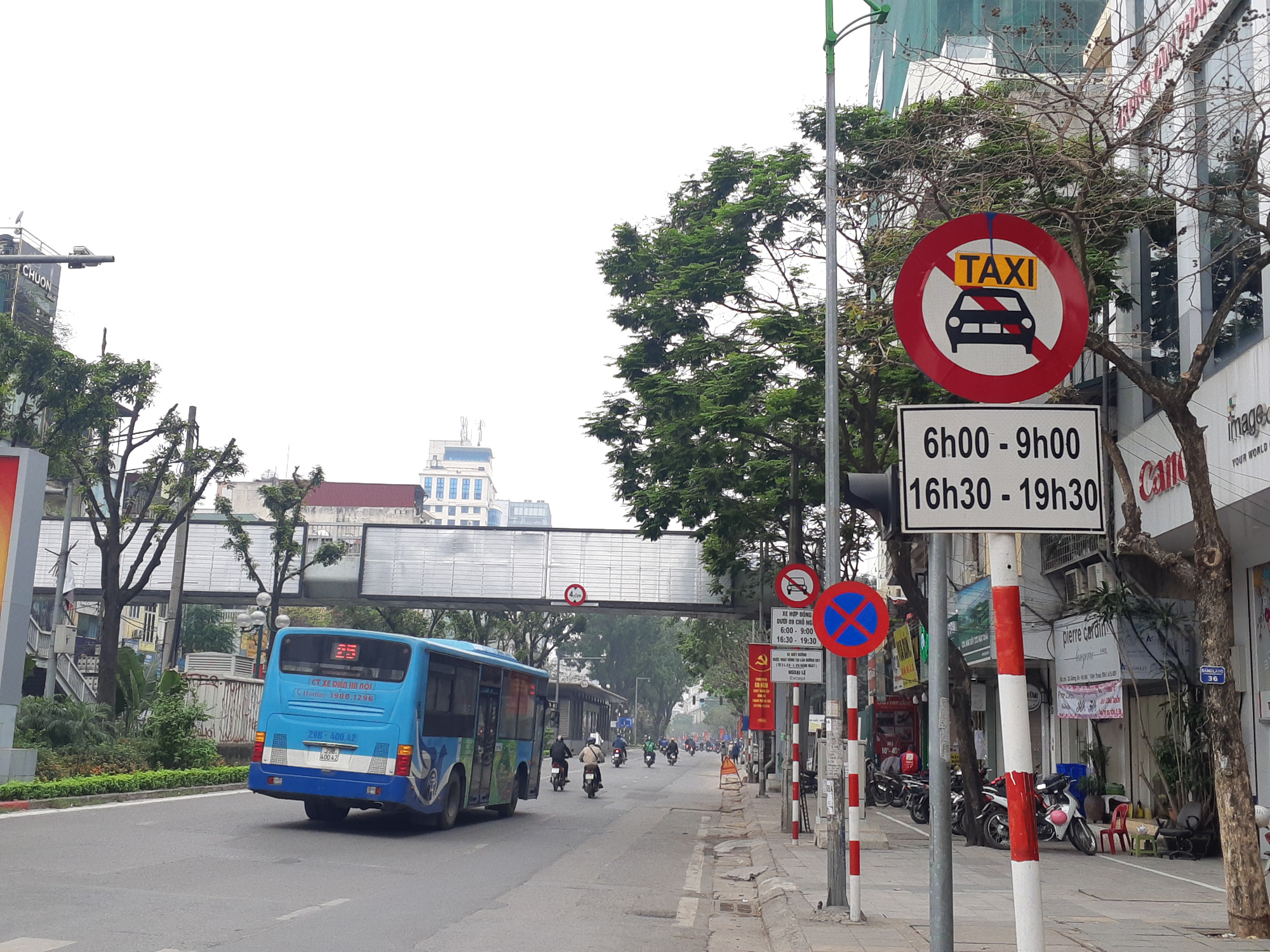 Doanh nghiệp taxi kiến nghị H&agrave; Nội bỏ biển cấm tr&ecirc;n 11 tuyến phố - Ảnh 5.