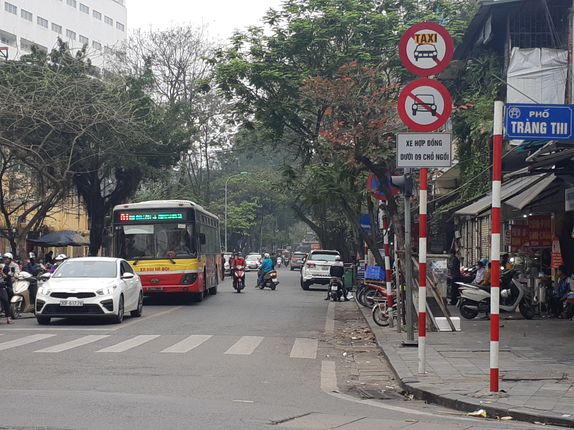 CLIP: 11 tuyến phố Hà Nội mà doanh nghiệp taxi kiến nghị bỏ biển cấm