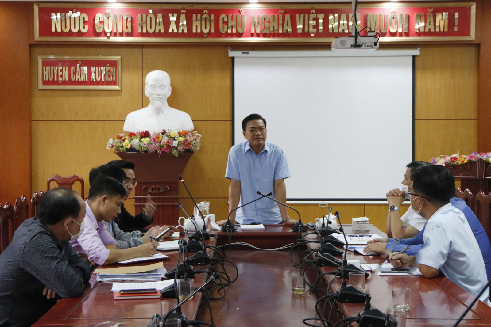 Cách ly, theo dõi y tế tại nhà đối với 4 người về trên chuyến bay QR968 có ca mắc Covid-19