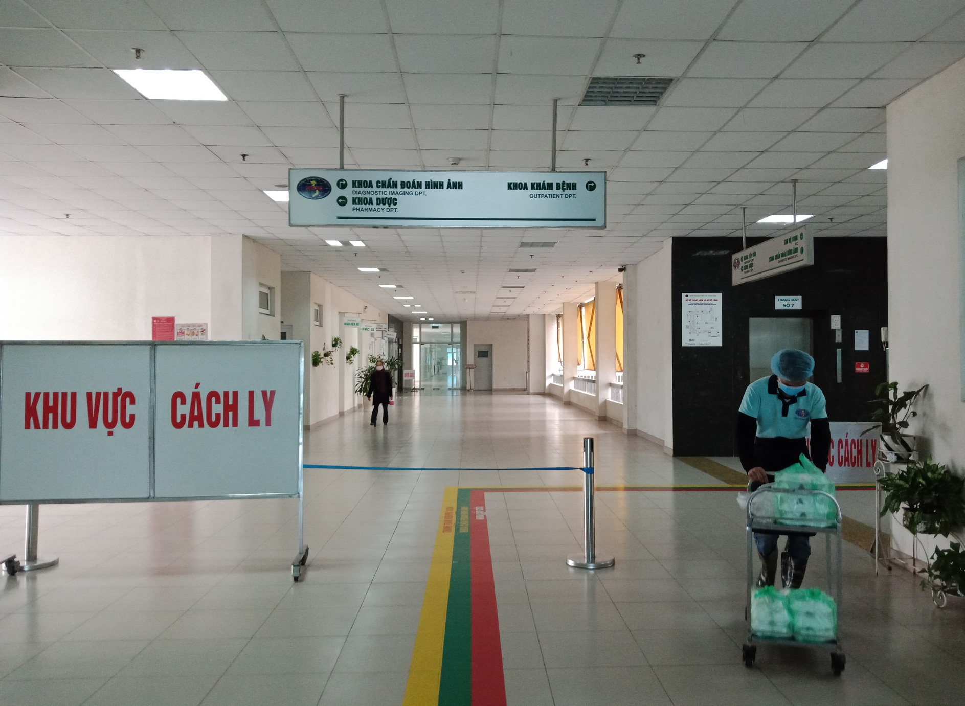 Bộ Y tế nói về trường hợp 2 điều dưỡng Bệnh viện Bạch Mai mắc Covid-19 - Ảnh 1.