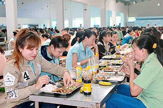 Nâng bữa ăn giữa ca công nhân lên 22.000 đồng/suất