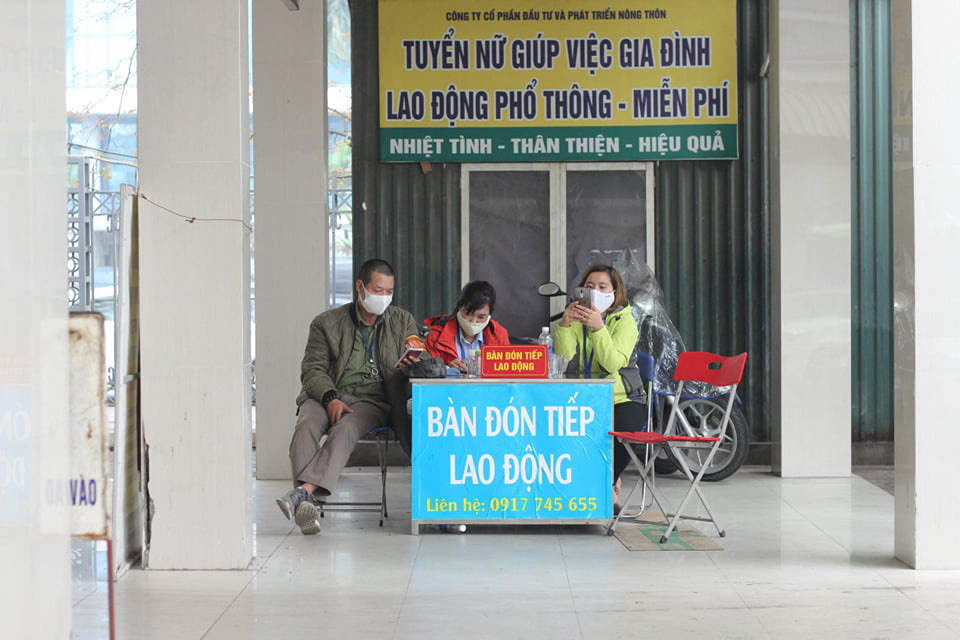 [CLIP] Đeo khẩu trang nơi c&ocirc;ng cộng: Người Việt nghi&ecirc;m t&uacute;c, người nước ngo&agrave;i l&aacute;c đ&aacute;c - Ảnh 7.