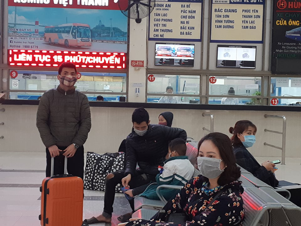 [CLIP] Đeo khẩu trang nơi c&ocirc;ng cộng: Người Việt nghi&ecirc;m t&uacute;c, người nước ngo&agrave;i l&aacute;c đ&aacute;c - Ảnh 8.