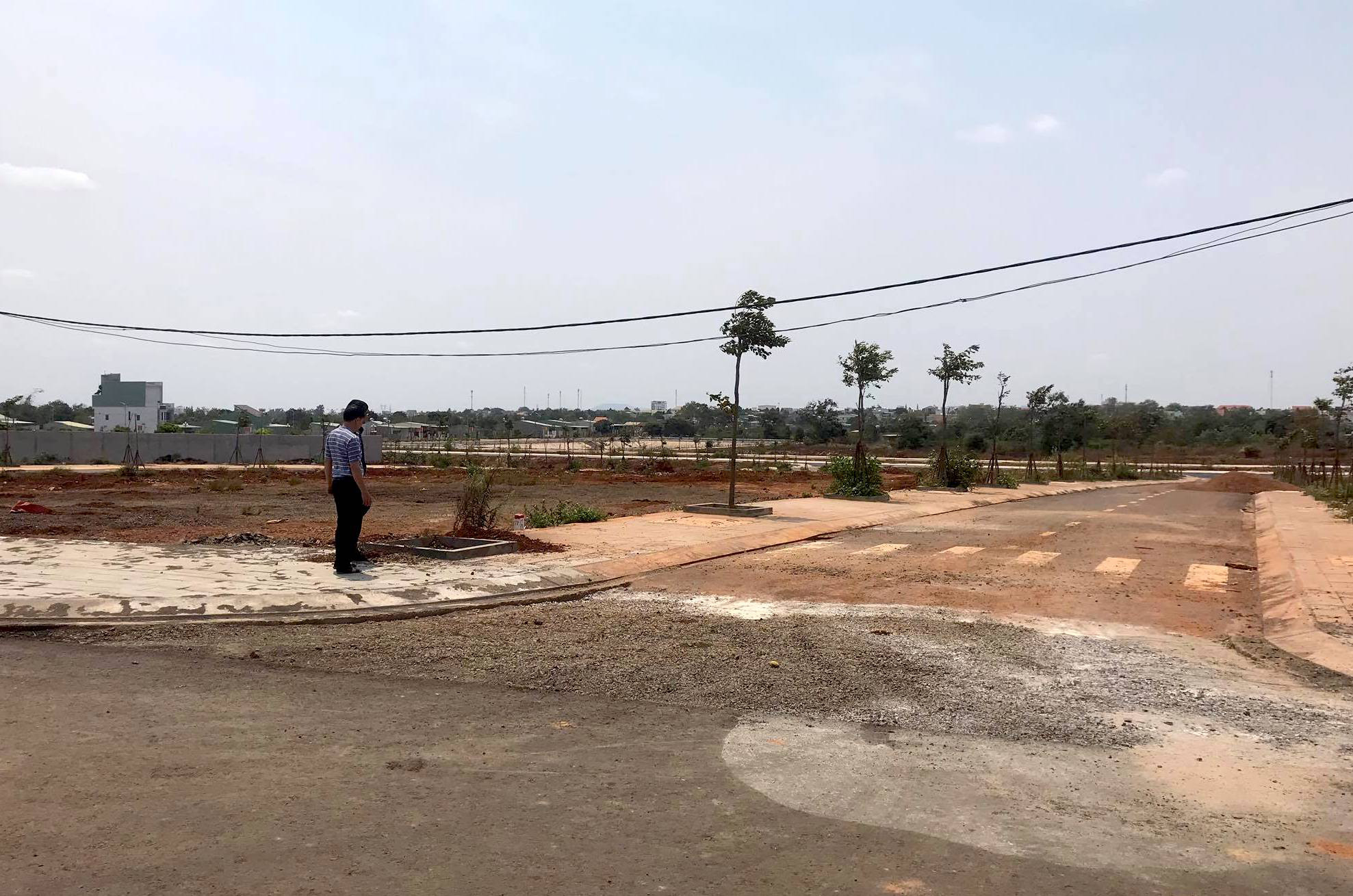 Vụ bỏ ngoài 7.000m2 đất khỏi quy hoạch: Chưa thu hồi, nhận đền bù vẫn bị lấy đất phân lô bán