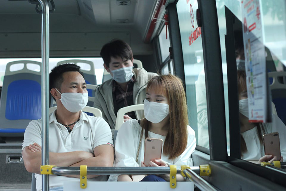 [CLIP] Đeo khẩu trang nơi c&ocirc;ng cộng: Người Việt nghi&ecirc;m t&uacute;c, người nước ngo&agrave;i l&aacute;c đ&aacute;c - Ảnh 14.