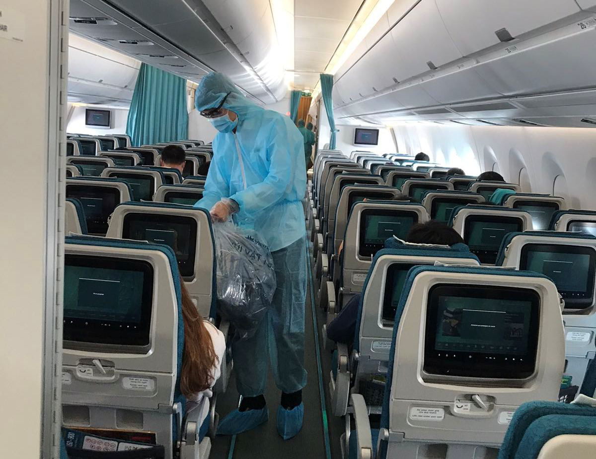 4 chuyến bay từ ch&acirc;u &Acirc;u hạ c&aacute;nh tại s&acirc;n bay V&acirc;n Đồn, T&acirc;n Sơn Nhất s&aacute;ng nay 16-3 - Ảnh 12.