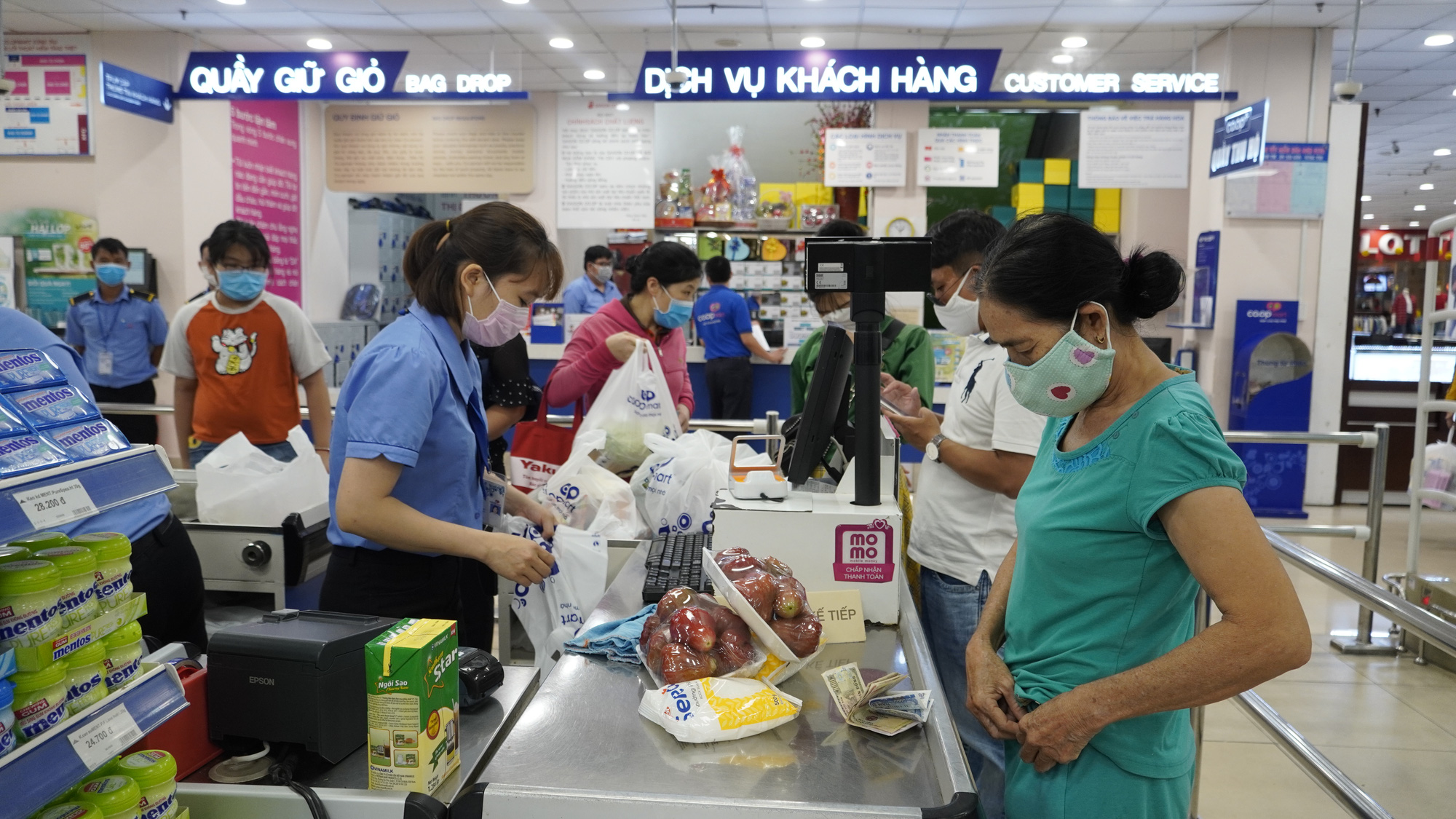 B&agrave; Rịa-Vũng T&agrave;u: Đo th&acirc;n nhiệt, đeo khẩu trang khi tới c&aacute;c điểm c&ocirc;ng cộng - Ảnh 1.