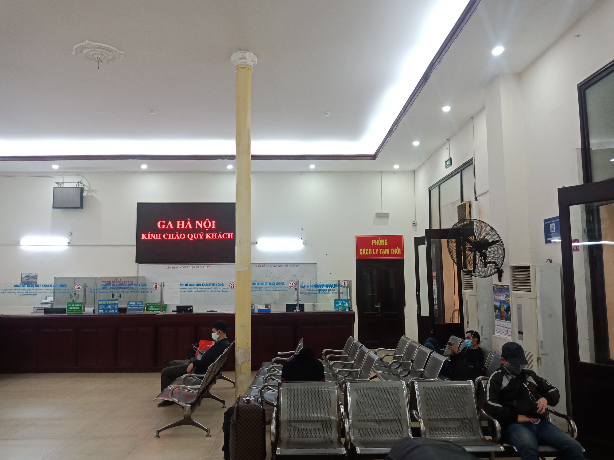[CLIP] Đeo khẩu trang nơi c&ocirc;ng cộng: Người Việt nghi&ecirc;m t&uacute;c, người nước ngo&agrave;i l&aacute;c đ&aacute;c - Ảnh 17.