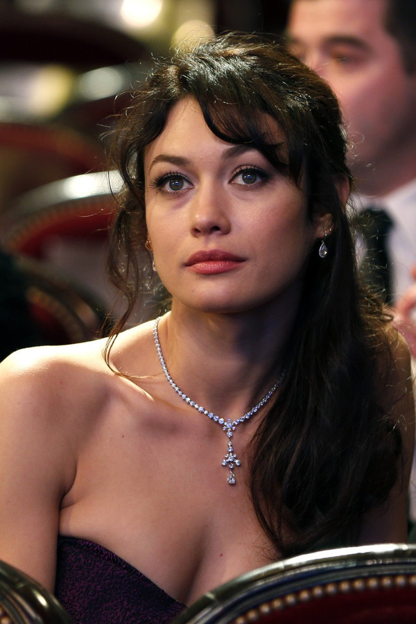 Bond girl n&oacute;ng bỏng mắc Covid-19 - Ảnh 1.