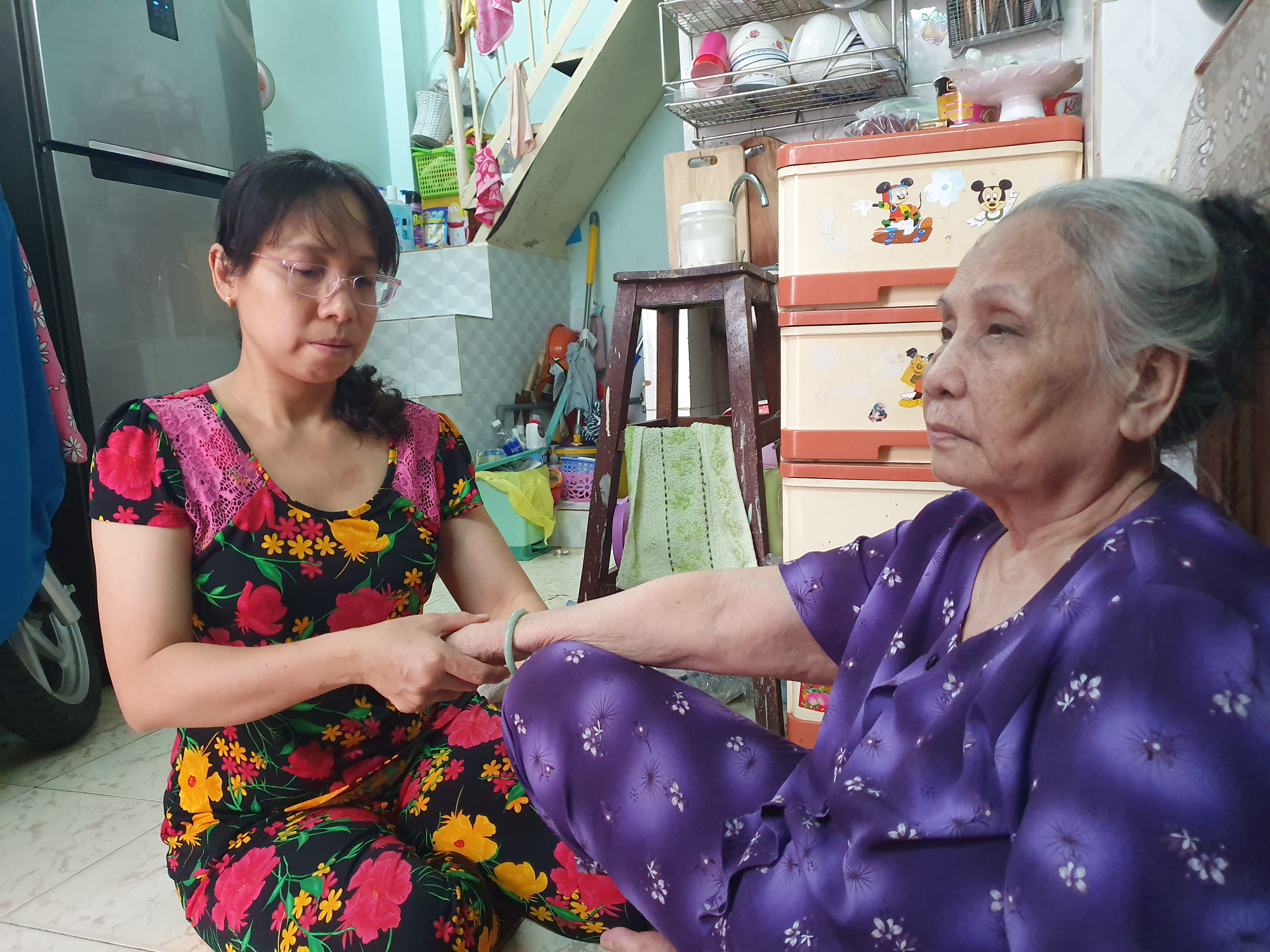 Những tấm gương hiếu thảo: Con sẽ làm đôi mắt cho mẹ