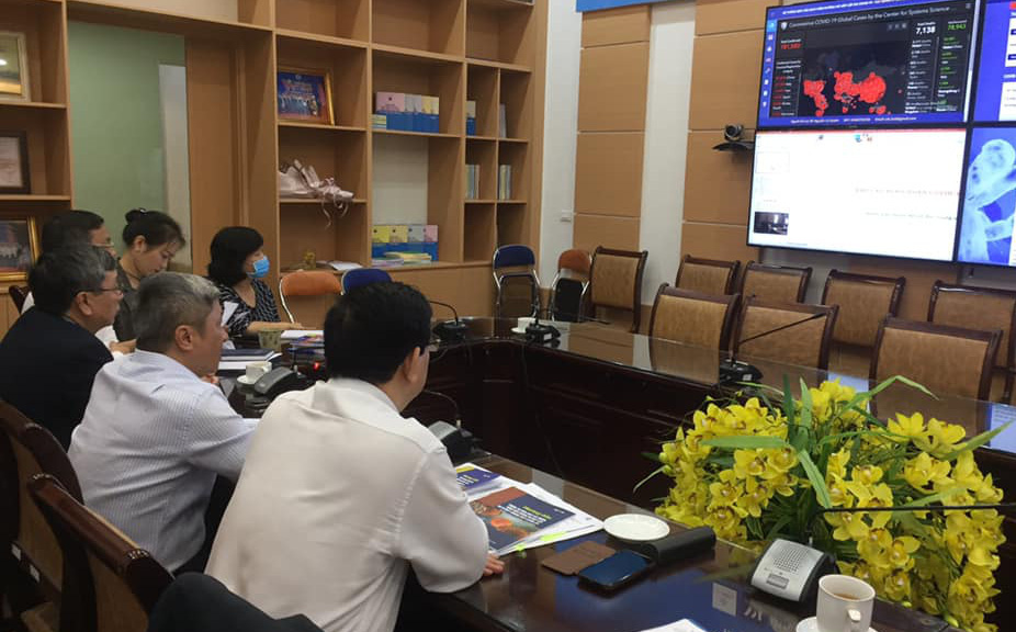Bác gái ca bệnh Covid-19 thứ 17 vẫn phải thở máy và lọc máu, Bộ Y tế hội chẩn chuyên gia - Ảnh 1.