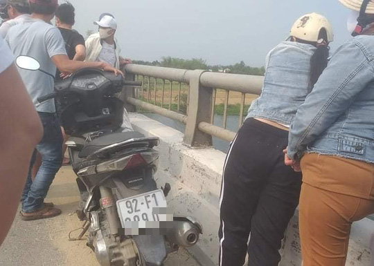 Quảng Nam: Thanh niên bỏ xe trên cầu đi nhậu, báo hại mọi người lặn tìm