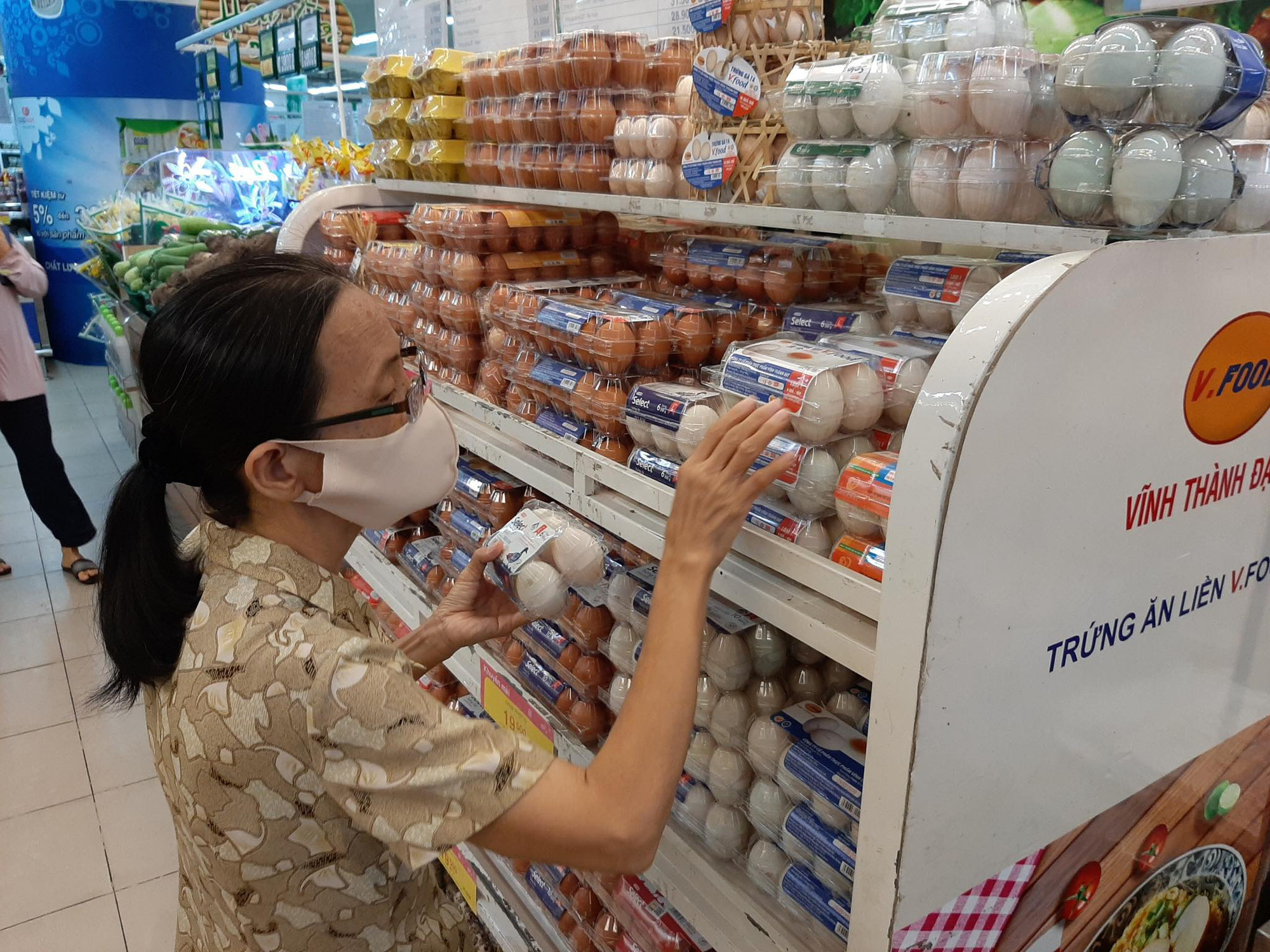 Người dân mua hàng online tăng đột biến trong mùa dịch Covid-19 - Ảnh 1.