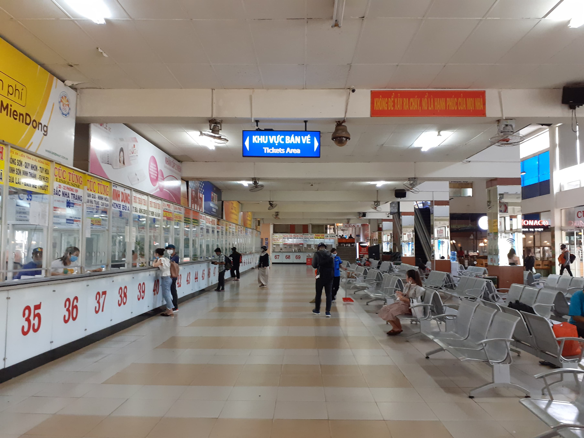 Đeo khẩu trang tại bến xe, s&acirc;n bay ở TP HCM: Người c&oacute;, người kh&ocirc;ng! - Ảnh 1.