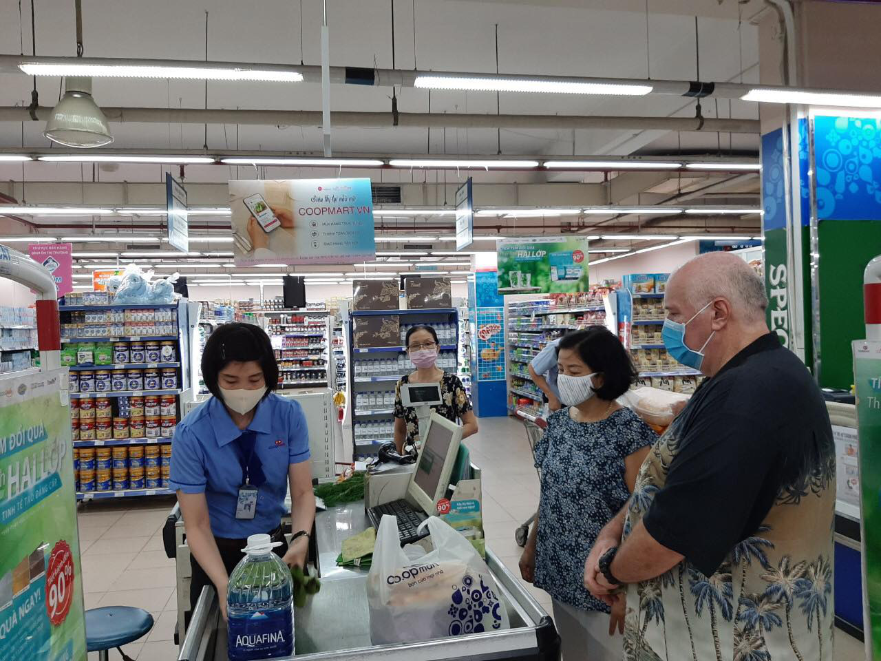 Hơn 800 si&ecirc;u thị, cửa h&agrave;ng của Saigon Co.op đang giảm gi&aacute; thực phẩm - Ảnh 1.