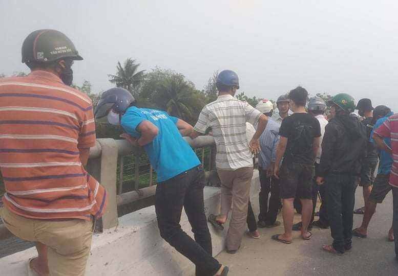 Quảng Nam: Thanh ni&ecirc;n bỏ xe tr&ecirc;n cầu đi nhậu, b&aacute;o hại mọi người lặn t&igrave;m - Ảnh 2.