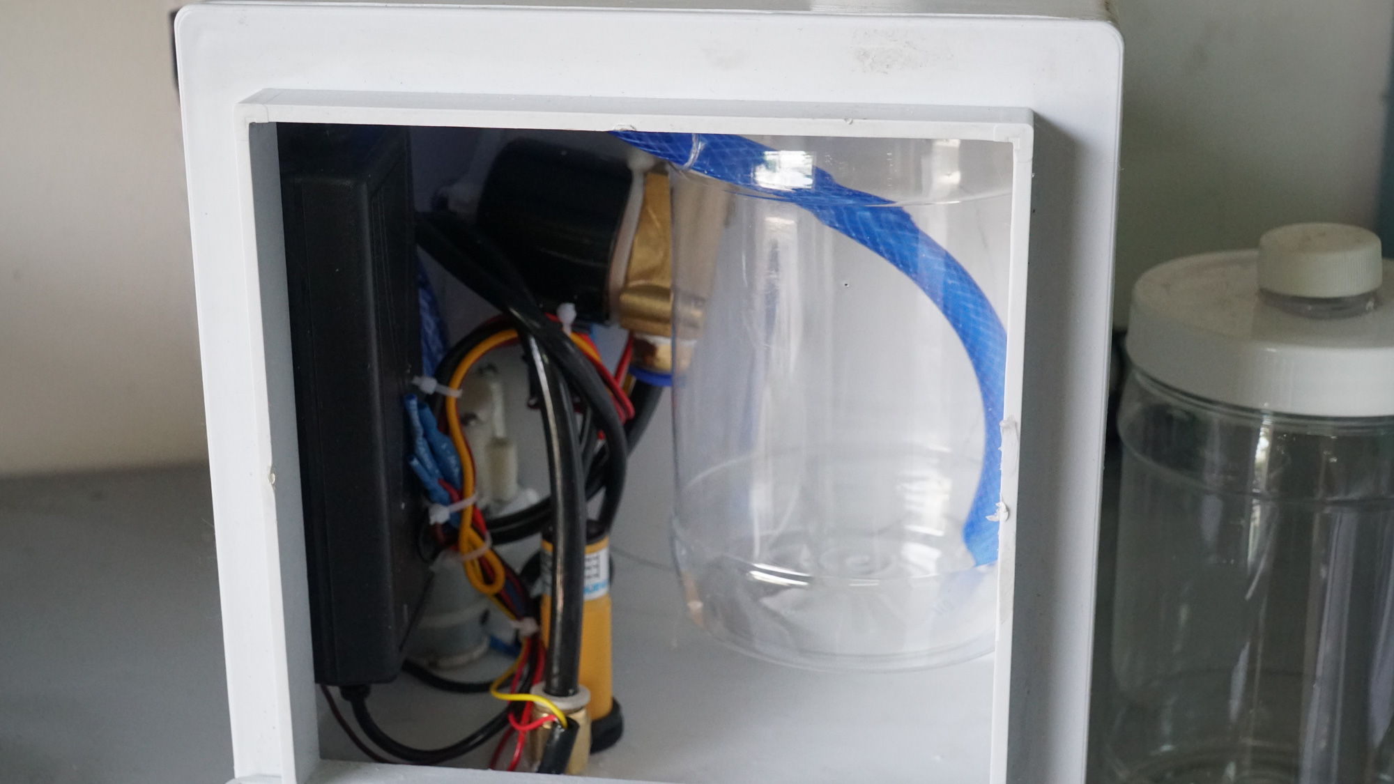 Bệnh viện Thống Nhất chế m&aacute;y rửa tay tự động độc đ&aacute;o chống Covid-19 - Ảnh 4.