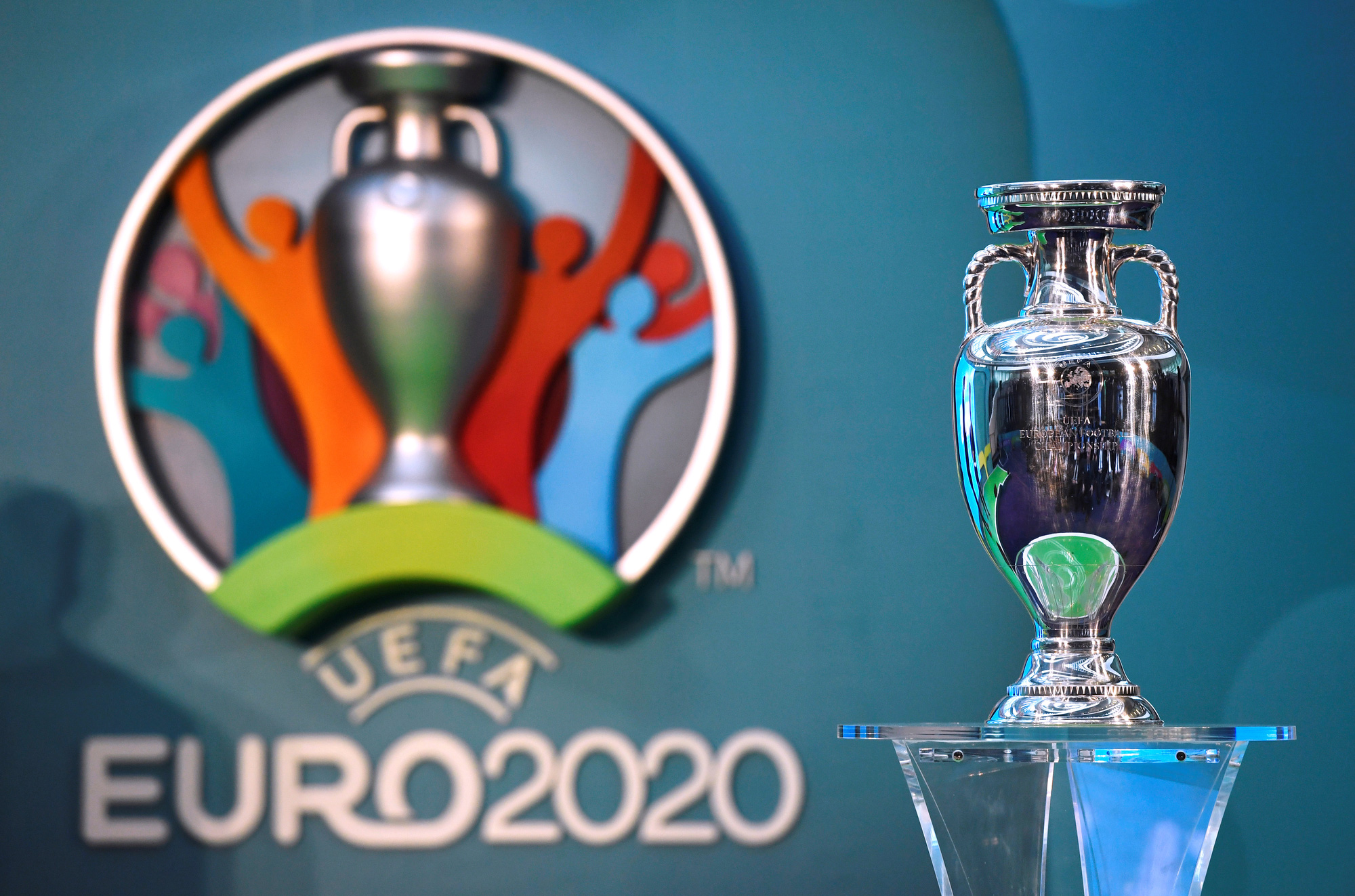 Euro 2020 lùi một năm, Copa America 2020 thành... 2021