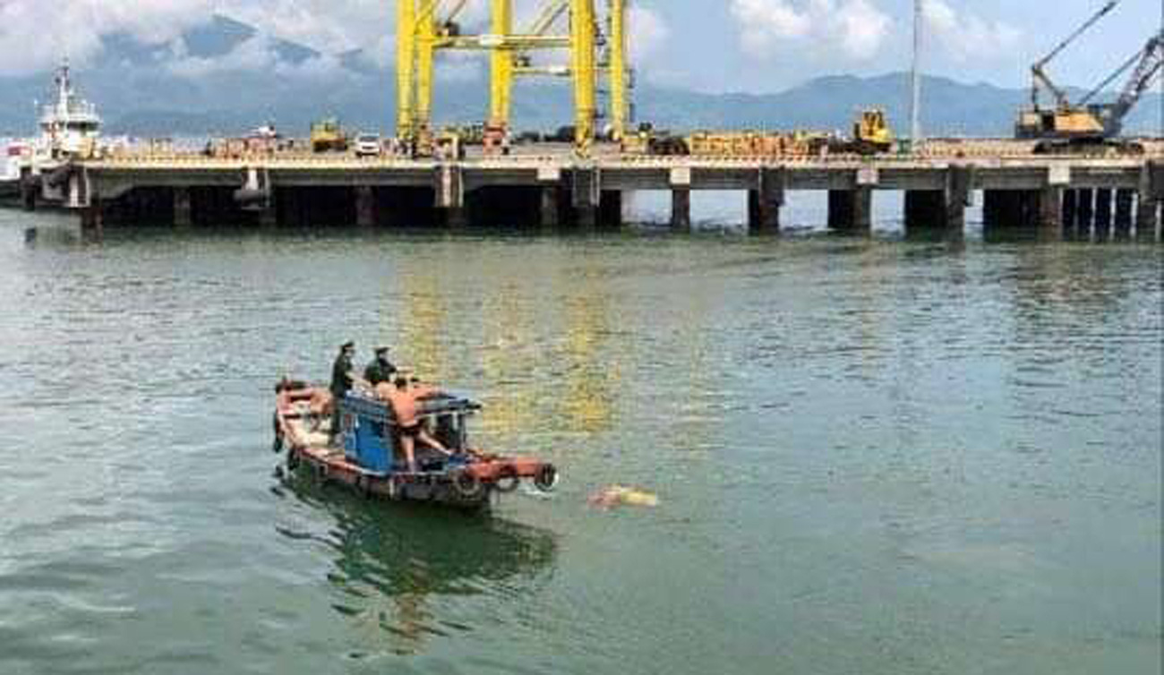 Một thi thể mặc đồ hành lễ trôi dạt tại cảng Đà Nẵng