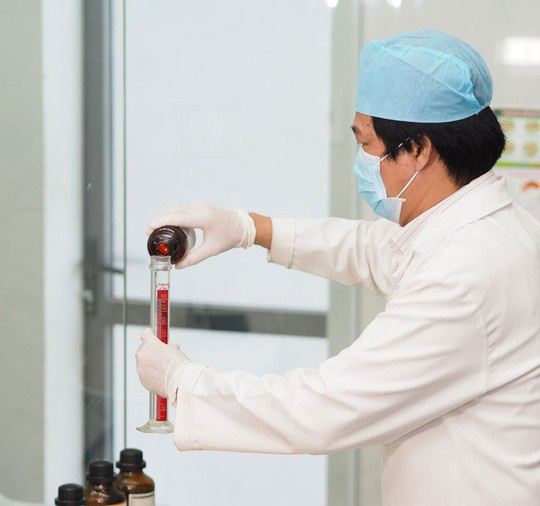 Bệnh viện Thống Nhất chế m&aacute;y rửa tay tự động độc đ&aacute;o chống Covid-19 - Ảnh 5.