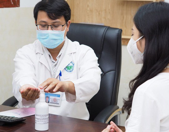 Bệnh viện Thống Nhất chế m&aacute;y rửa tay tự động độc đ&aacute;o chống Covid-19 - Ảnh 6.