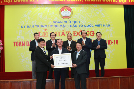CLIP: Thủ tướng quy&ecirc;n g&oacute;p ủng hộ ph&ograve;ng chống dịch Covid-19 - Ảnh 7.