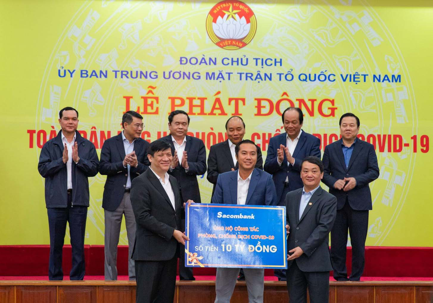 Sacombank đ&oacute;ng g&oacute;p 10 tỉ đồng ph&ograve;ng chống Covid-19 - Ảnh 1.