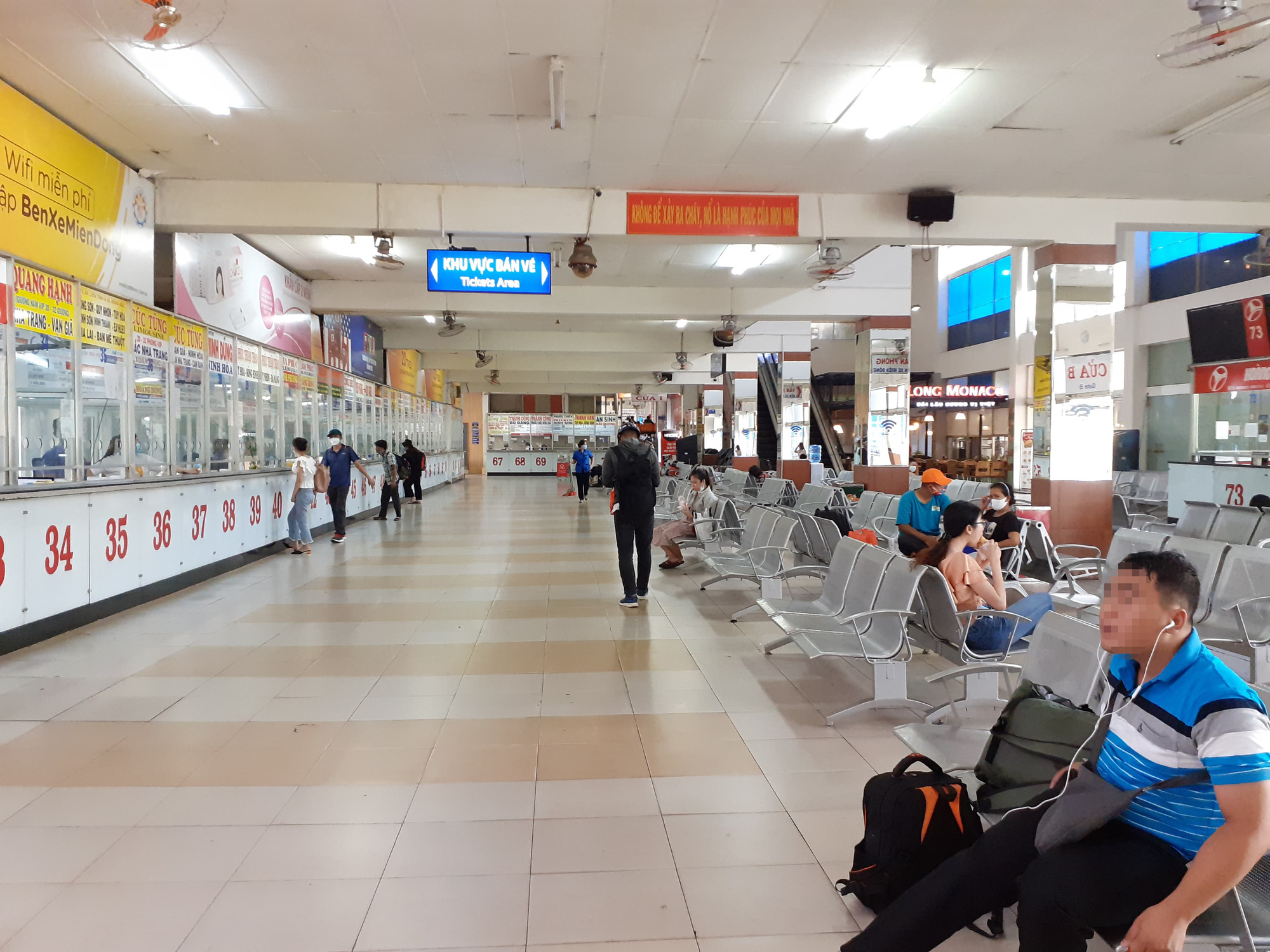 Đeo khẩu trang tại bến xe, sân bay ở TP HCM: Phần lớn hành khách đều tuân thủ