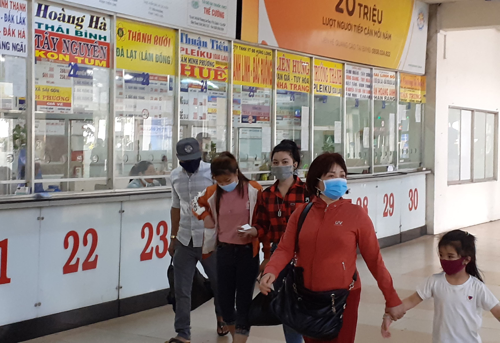 Đeo khẩu trang tại bến xe, s&acirc;n bay ở TP HCM: Người c&oacute;, người kh&ocirc;ng! - Ảnh 3.