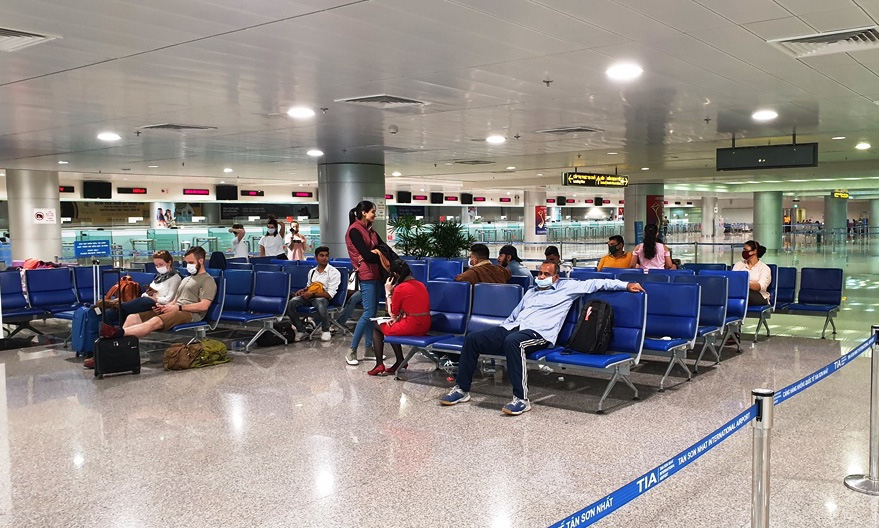 Đeo khẩu trang tại bến xe, s&acirc;n bay ở TP HCM: Người c&oacute;, người kh&ocirc;ng! - Ảnh 6.